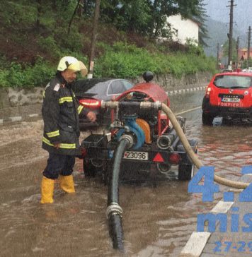 Efecte generate de vremea rea în zece judeţe şi în București: Peste o sută de copaci au fost doborâţi, zeci de autoturisme au fost avariate