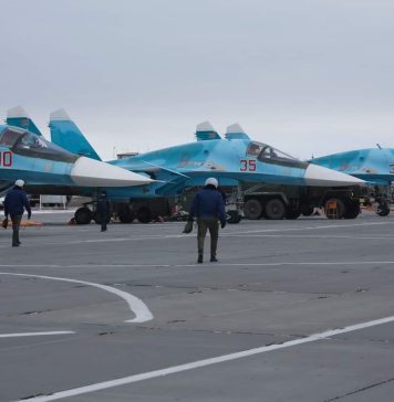 Un ucrainean vinde brelocuri făcute din epava unui avion rusesc pentru a-și ajuta țara