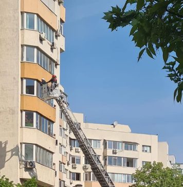 Un bărbat din Capitală a amenințat că se aruncă de la etaj. Traficul a fost dat peste cap câteva ore