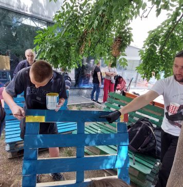 FOTO/ Salariați din Poliția Locală Sector 2 au adunat bani pentru a face un spațiu de recreere pentru refugiați