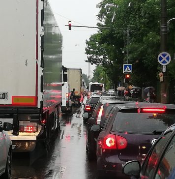 Haos în București din cauza ploii: Mai multe artere sunt inundate, iar autobuzele sunt obligate să ocolească. 11 copaci căzuți – FOTO