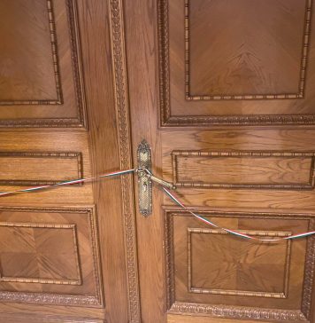 AUR, protest în fața biroului lui Marcel Ciolacu de la Parlament