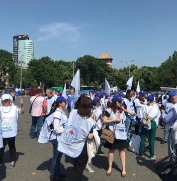 Profesorii cer salarii mai mari în stradă. Cadrele didactice protestează în fața Guvernului – FOTO/VIDEO