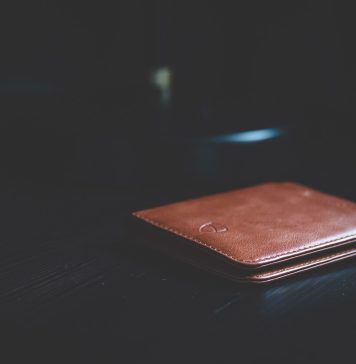 Bărbat prins când fura portofelul unei tinere din geanta acesteia