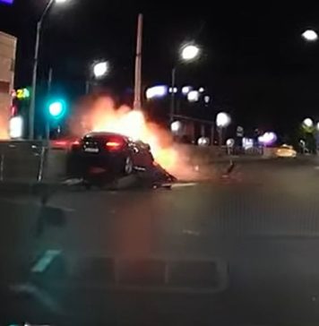 Un Porsche izbit într-o intersecție din București se aprinde la impact – VIDEO