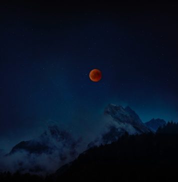 Eclipsă de Lună. Astrul nopţii va deveni roşiatic în timpul unei eclipse totale în noaptea de duminică spre luni