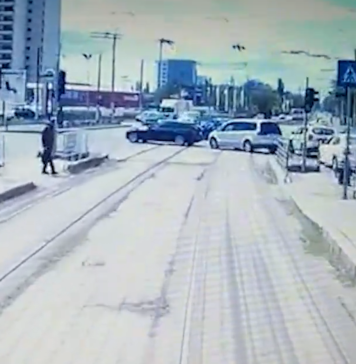 Un tramvai din Capitală care nu a oprit în stație a intrat în mașinile din intersecție – VIDEO