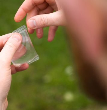 Cum ar fi să poți să muști din apă? Interviu cu fondatorii ambalajelor comestibile, care își propun să reducă dependența de plastic a societății