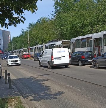 Un șofer din București a blocat timp de 100 de minute traficul tramvaielor 16 și 36 – FOTO