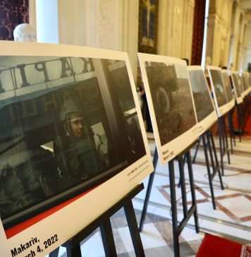 Fotografiile unui fotoreporter ucrainean ucis de ruşi sunt expuse la Camera Deputaţilor – FOTO