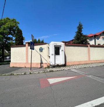 Un locuitor al Sectorului 1 a zidit cabina de pază în gard – FOTO