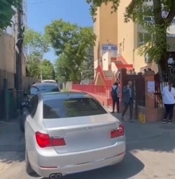 Un elev din Capitală și-a abandonat BMW-ul în drum pentru a nu pierde proba la Bacalaureat – FOTO