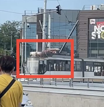 NEWS ALERT / Un tramvai a luat foc VIDEO