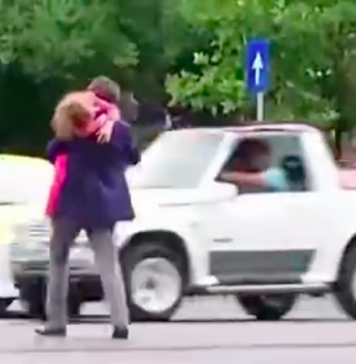 Nicușor Dan: Zilele trecute am făcut o greșeală, traversând strada printr-un loc nepermis, cu fetița în brațe