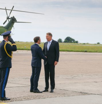 Klaus Iohannis s-a întâlnit cu Emmanuel Macron la Baza Kogălniceanu