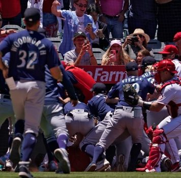 Încăierare generală la meciul de baseball dintre Seattle Mariners şi Los Angeles Angels