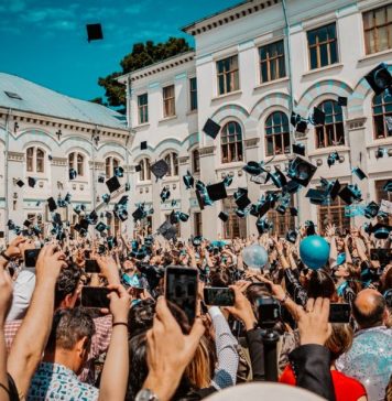 Campanie pentru eliminarea festivităților de premiere în școli: „Nicăieri în lume elevii nu sunt apreciați sau umiliți în mod public”