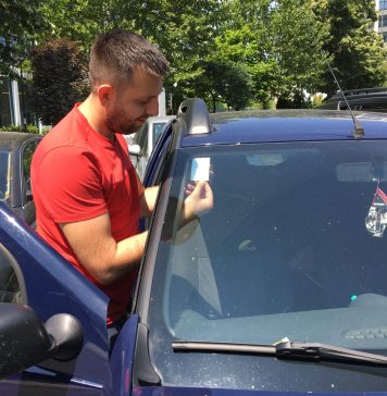 Locuitorii din Sectorul 6, obligați să își lipească coduri QR pe parbrizul mașinii – FOTO