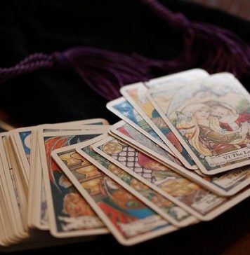 Percheziții în Capitală la o femeie acuzată de vrăjitorie. Ar fi înșelat o persoană cu 30.000 de euro