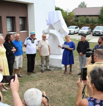 FOTO/ Hubert Thuma: Cei cinci sculptori înscriși în cadrul simpozionului artistic de la Ciolpani au dezvelit lucrările