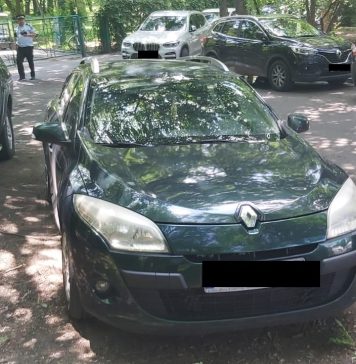 Peste 100 de şoferi amendaţi în iunie pentru că au parcat pe spaţiile verzi din parcurile bucureştene