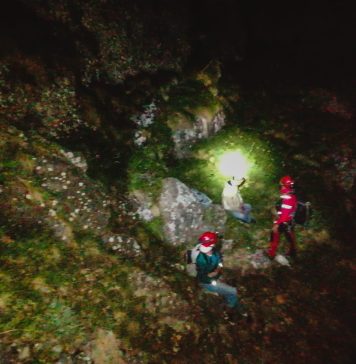 Un copil şi un adult din Bucureşti, recuperaţi de salvamontişti după ce s-au rătăcit noaptea în Ceahlău – FOTO