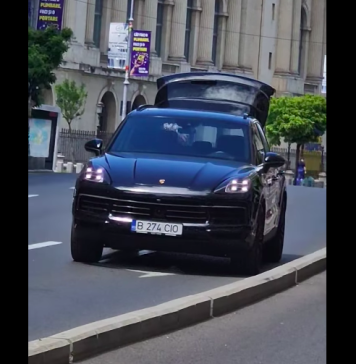 VIDEO/ O șoferiță și-a „parcat” Porscheul pe Calea Victoriei și a plecat cu un braț de haine