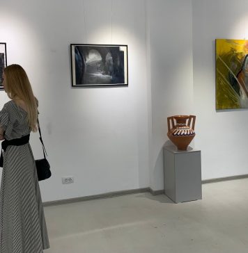 Lucrări ale elevilor de la Liceul Tonitza, expuse în spațiul expozițional al Primăriei Sector 1 din Piața Amzei