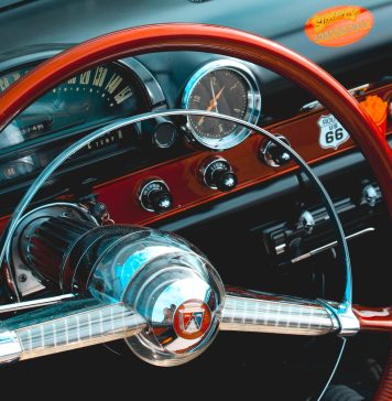 Expoziție inedită de mașini de epocă, la București. Printre exemplarele expuse este și mașina familiei Ceaușescu