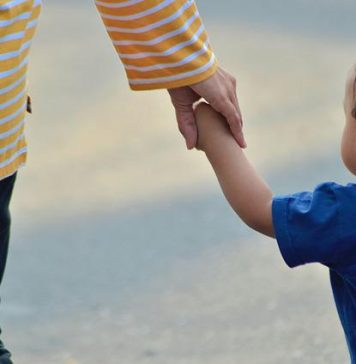 Organizaţia Salvaţi Copiii: Fenomenul mamelor minore, unul cronicizat în România