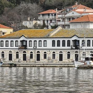 Focar de coronavirus în Thassos. ”Se recomandă purtarea măștii în toate locurile aglomerate”