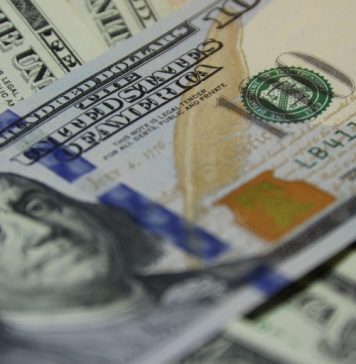 Euro a ajuns la paritate cu dolarul pentru prima dată după 2002