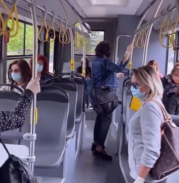 Masca ar trebui purtată în mijloacele de transport în comun din septembrie, afirmă Rafila
