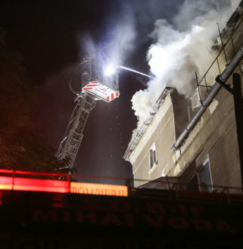 FOTO/ Incendiu la un bloc din Sectorul 5. Zeci de locatari au fost evacuați, iar 3 au avut nevoie de îngrijiri medicale