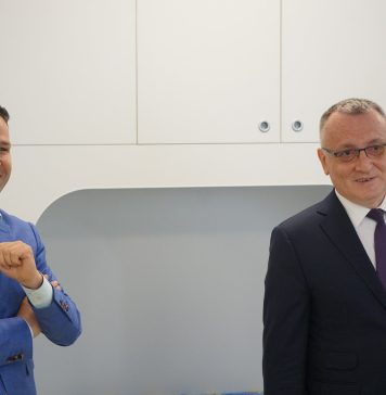 Cîmpeanu și Negoiță, amuzați de mesajul „Puie Monta” la o grădiniță din București – VIDEO