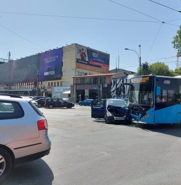 Accident în București: O mașină a trecut pe roșu la semafor și a intrat într-un autobuz – FOTO