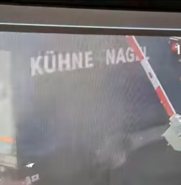 Un camion a rupt bariera de pe Șoseaua Petricani și a trecut calea ferată pe roșu