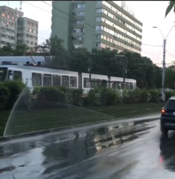 VIDEO/ În timp ce unii români primesc apă cu porția, în București aspersoarele udă haotic