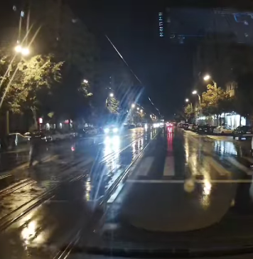 Un pieton, aflat pe trecere, a fost lovit din plin în Capitală