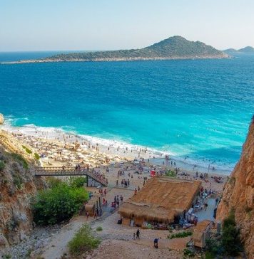 70 de turişti români, blocaţi în Turcia, după ce agenţia de turism cu care au plecat şi-a declarat falimentul