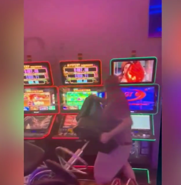 Un bărbat a distrus șase aparate de tip „slot machine” într-o sală de jocuri de noroc din Capitală