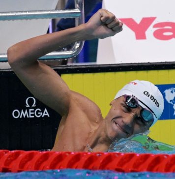 Înot: David Popovici donează casca şi ochelarii cu care a devenit campion mondial