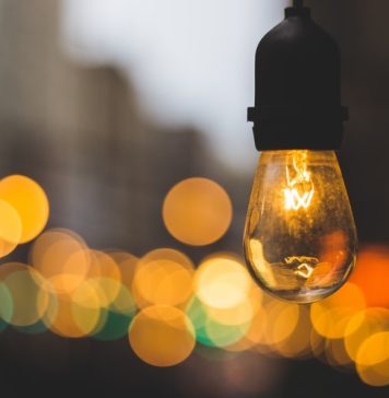 Preţul energiei electrice pe bursă în iulie, de patru ori mai mare faţă de aceeaşi lună a anului trecut