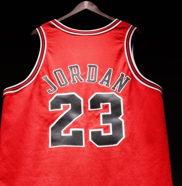 Un tricou al legendei NBA Michael Jordan, oferit la licitaţie pentru o sumă între 3 şi 5 milioane dolari