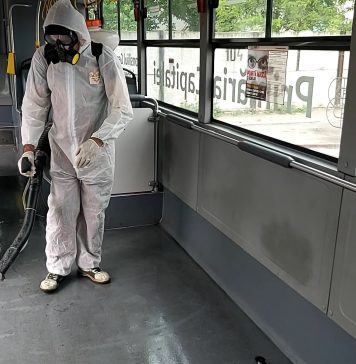 Mijloacele de transport din Bucureşti, în continuare murdare. Cât plătește STB unor firme private de curăţenie