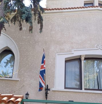 Drapelul britanic, arborat sâmbătă, la Ambasada Marii Britanii la Bucureşti, pentru proclamarea noului monarh, Regele Charles al III-lea