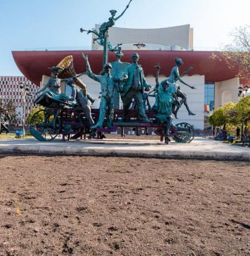 ALPAB va înlocui mobilierul urban şi va repara aleile deteriorate din faţa Teatrului Naţional