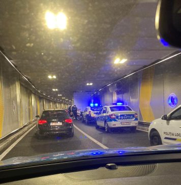 Pasajul Unirii din Capitală, blocat din nou. Un camion a rămas înțepenit – FOTO