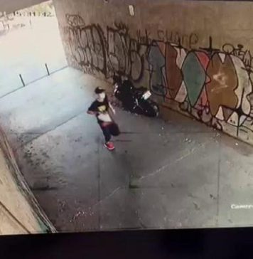 Poliţia Capitalei solicită sprijin pentru identificarea unui bărbat care a tâlhărit o femeie în zona unui bloc din Sectorul 1 – FOTO