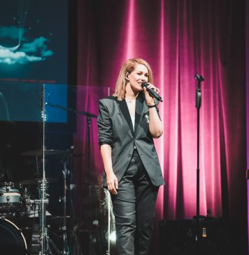 Feli cântă la Balul Bucuriei pentru copiii susținuți de Autism Voice